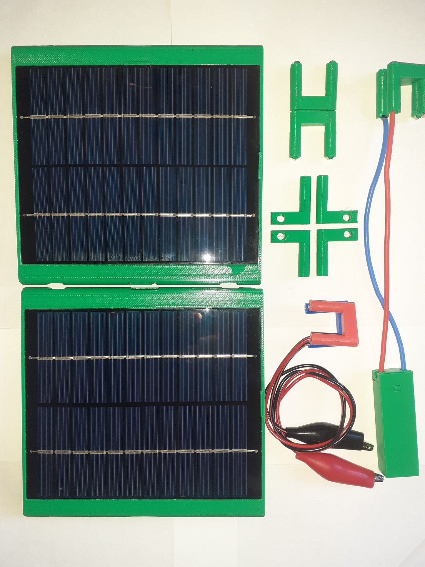 SunLikers - Kit 2 pannePannelli solari portatili MODULARI per escursionismo, trekking, sci, sky, attività all'aperto, kit di emergenza o kit di sopravvivenza, per smartphone gps, lampade, piccoli apparecchi elettrici, batterie, power bank . pannelli da 12v lli solari portatili e accessori